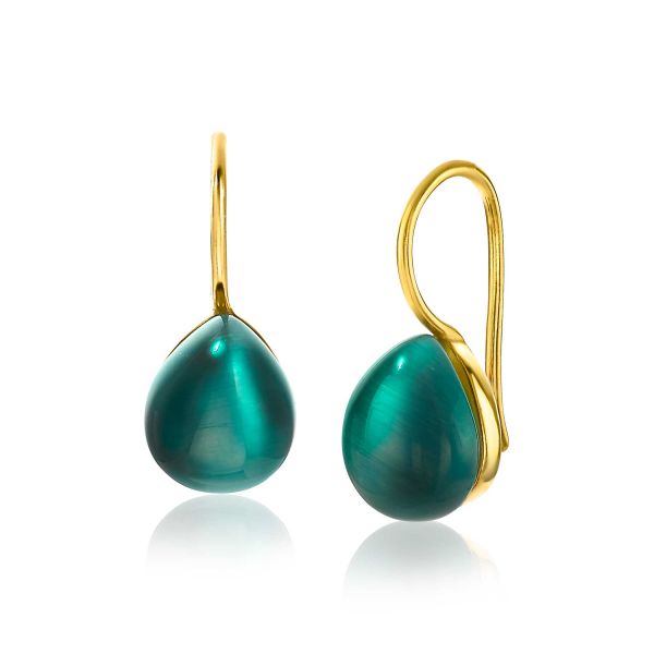 Boucles d'oreilles dorées avec des pendentifs en forme de goutte de couleur vert émeraude.