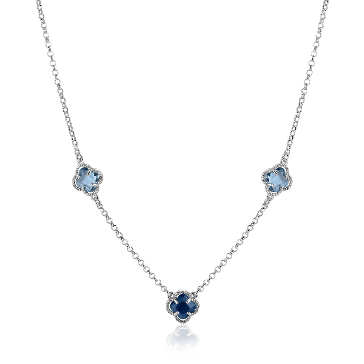 Collier en argent avec trois motifs floraux, deux en pierre bleue et un en pierre bleu foncé.