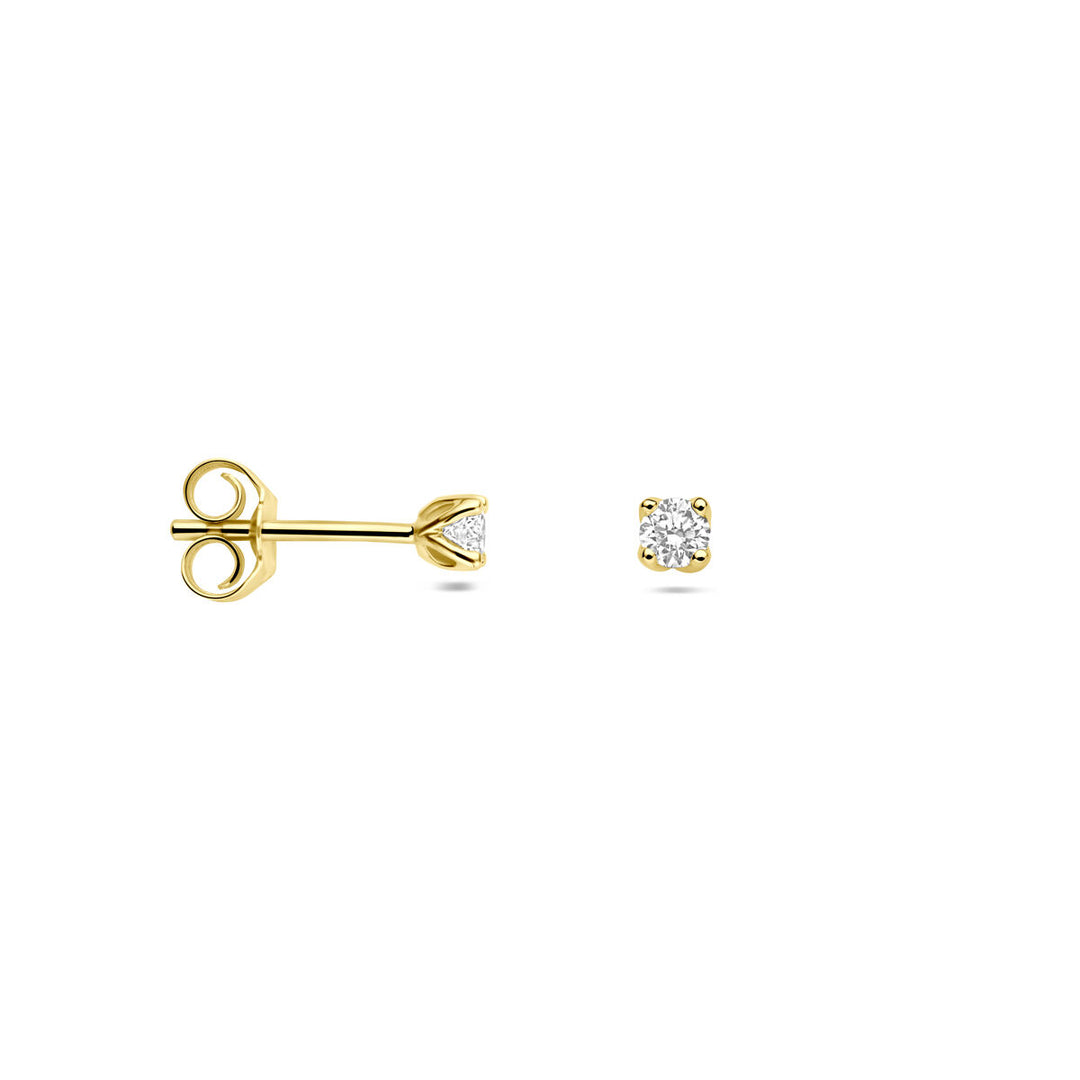 Een paar Van der Kooij Collectie oorknoppen lab grown diamant 0,20ct (2x 0,10ct) h si, 3,25 mm in 14K geelgoud; één oorbel is afgebeeld van opzij en de andere van voren op een witte achtergrond.