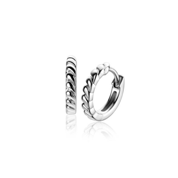 Boucles d'oreilles en argent avec un design tressé et une finition brillante.