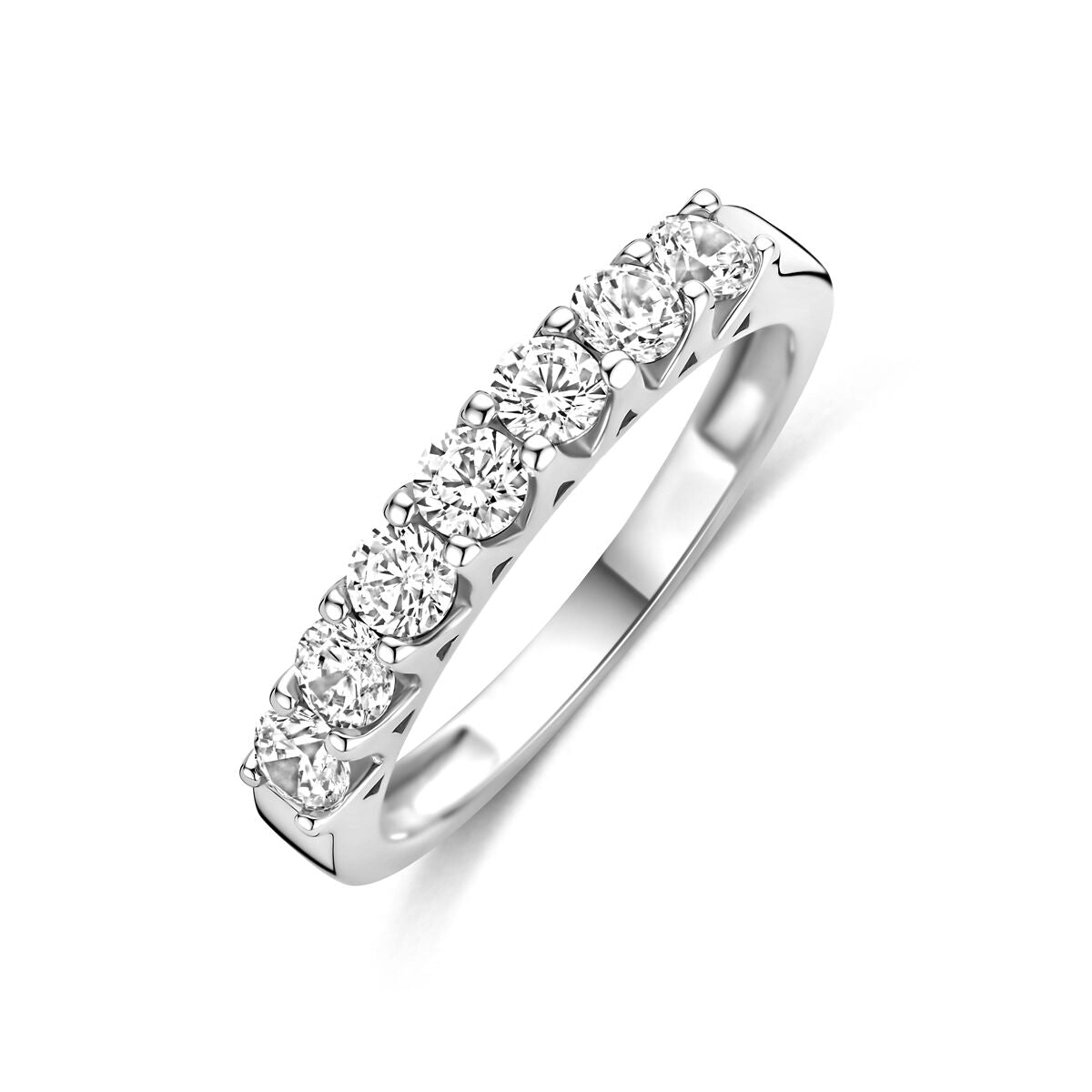 Bague alliance en argent rhodié ornée de zircons, avec un design lisse et brillant.