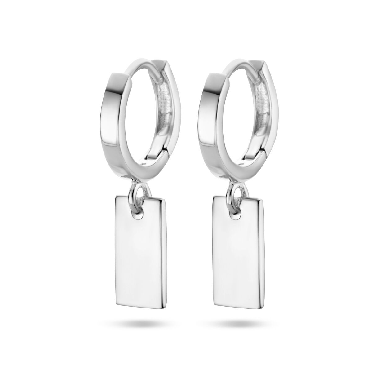 Boucles d'oreilles en argent rhodié avec pendentifs rectangulaires.