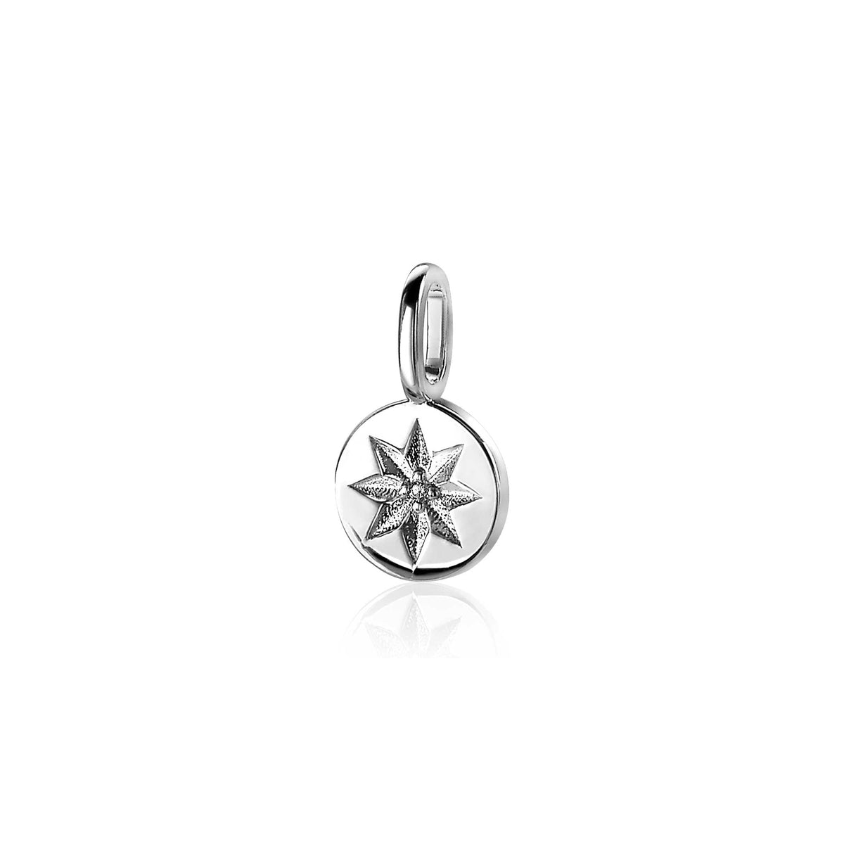 Pendentif en argent avec une étoile à huit branches en relief.