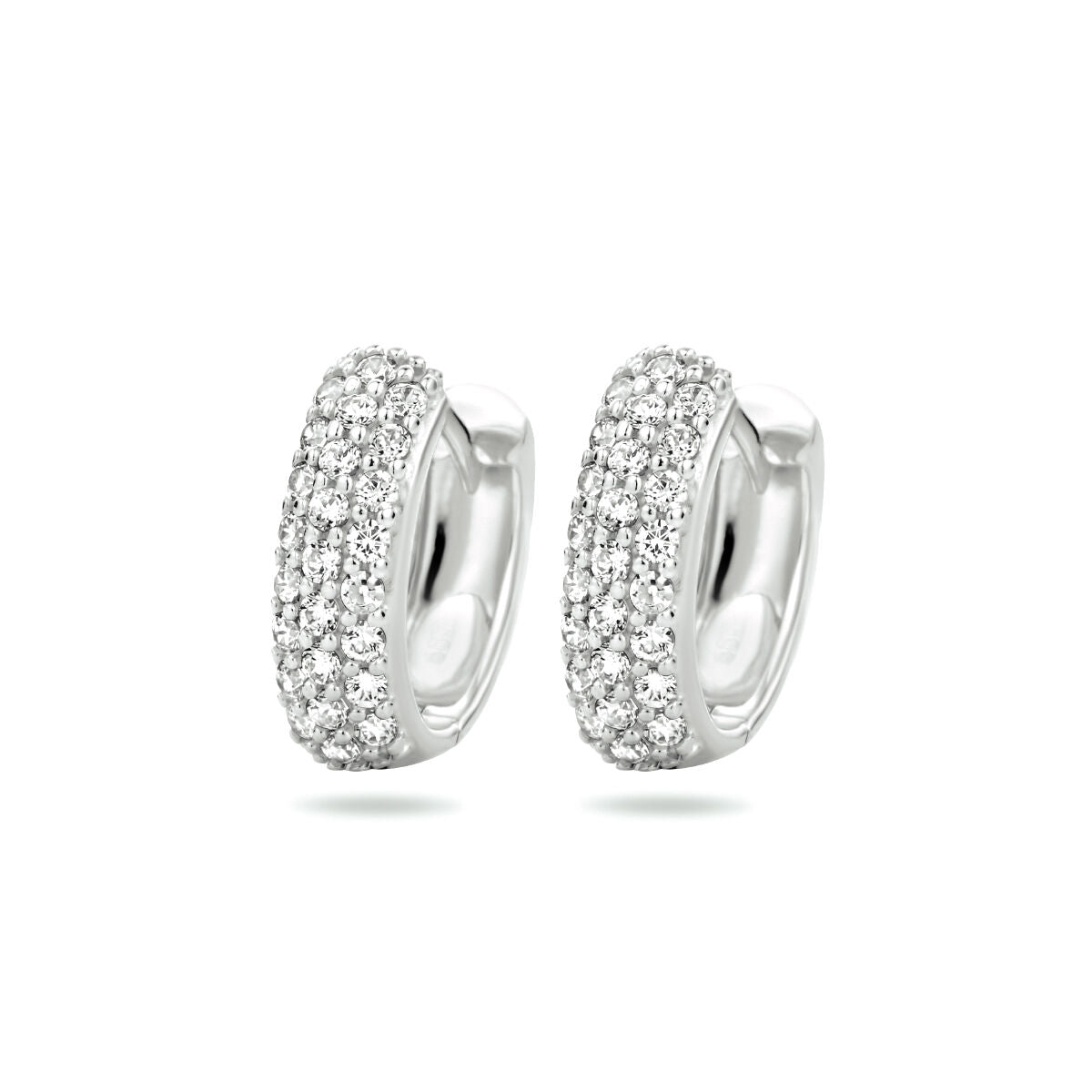 Boucles d'oreilles en or blanc 14K ornées de zirconia, avec un design arrondi et brillant.