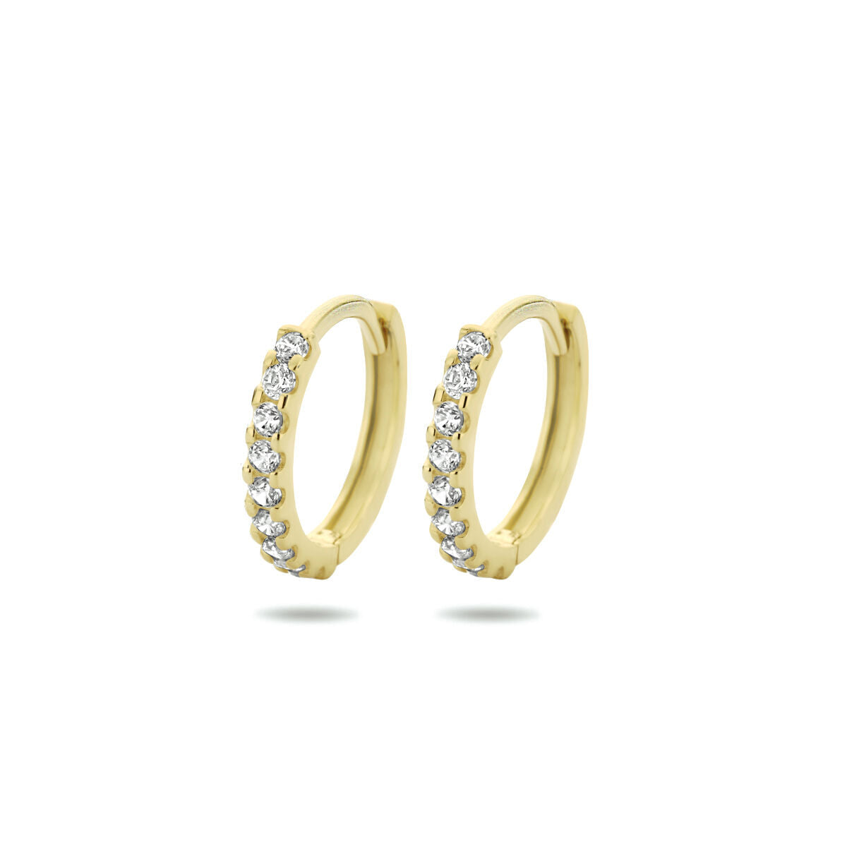 Boucles d'oreilles en or avec zircones, de forme ronde et ornées de pierres brillantes.