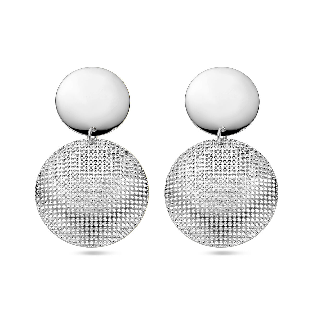 Boucles d'oreilles en argent rhodié avec un design en relief et une finition brillante.