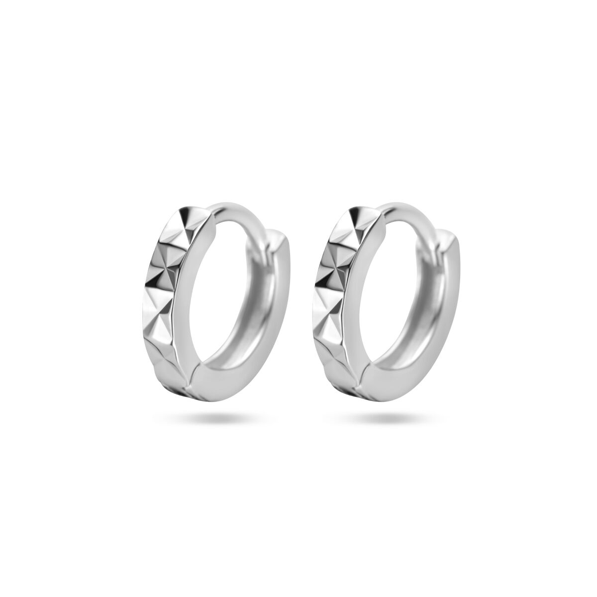 Boucles d'oreilles en argent rhodié, avec un design géométrique et des détails en diamant.