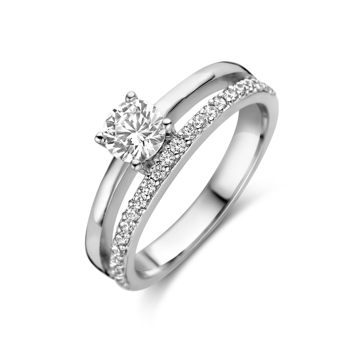 Bague en argent rhodié ornée d'un zirconium central et de petits zirconiums sur le band.