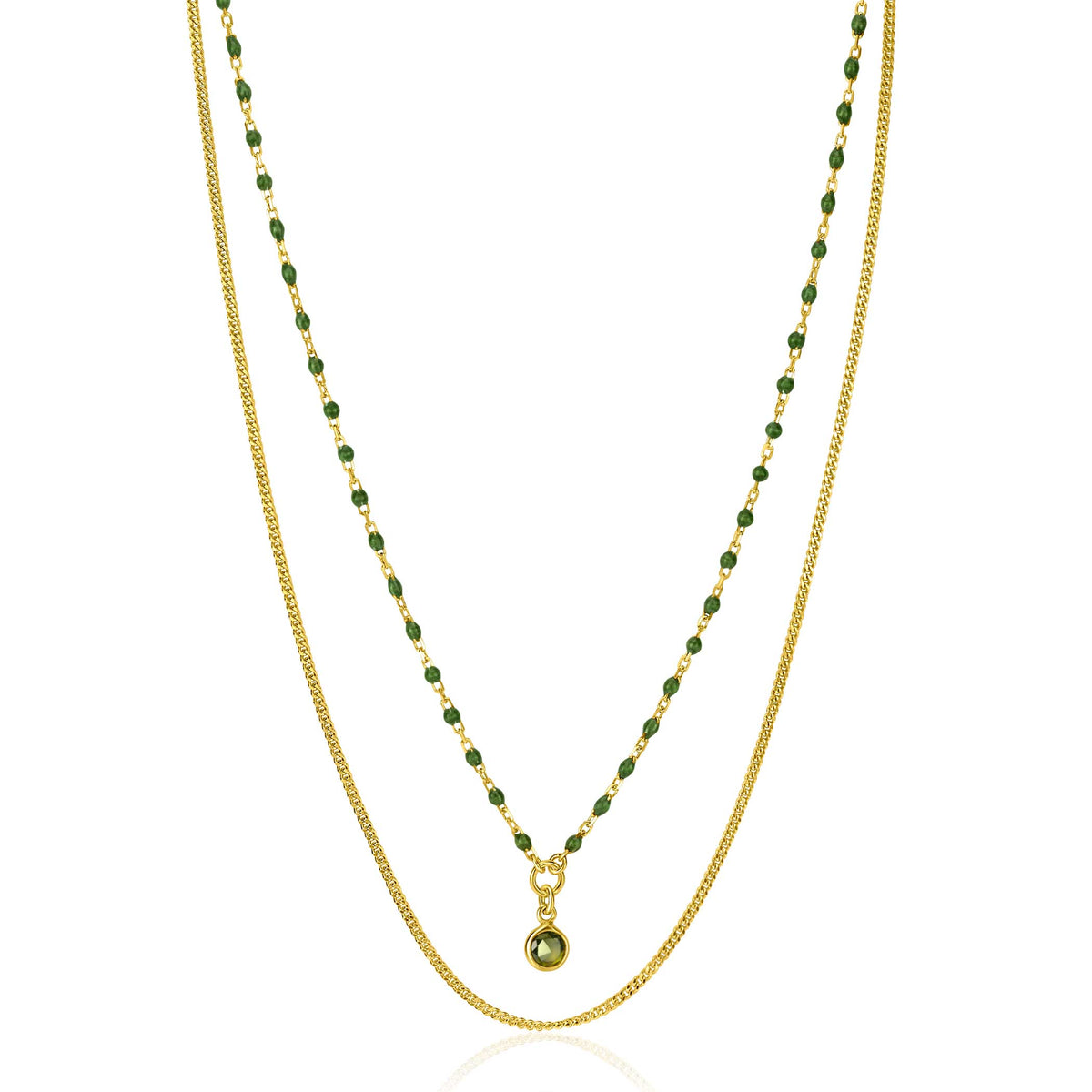 Collier doré avec deux chaînes, l'une ornée de perles vertes et un pendentif en bas.