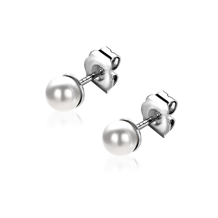 ZINZI zilveren oorknoppen met parel ZIO1318 4mm van Zinzi, elk met een ronde witte parel en vlinder achterkant, afgebeeld op een witte achtergrond.