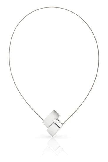 Collier en forme de V en métal argenté avec un design moderne et épuré.