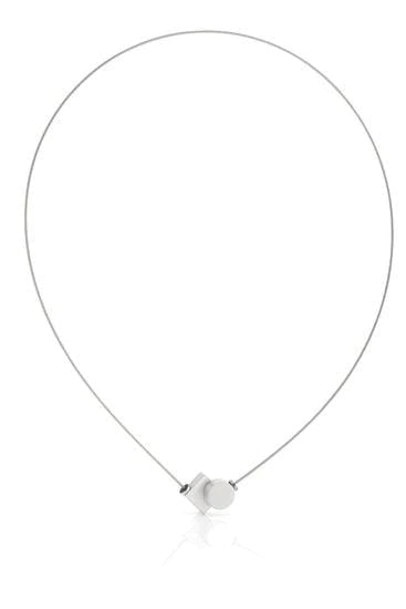 Collier en acier inoxydable avec un pendentif rond et carré, finition argentée.