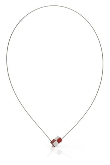 Collier en acier inoxydable avec deux cubes rouges.