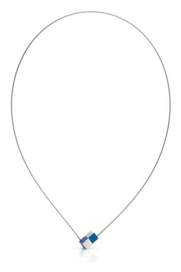 Collier en métal avec deux cubes, l'un bleu et l'autre blanc, sur un fil fin.