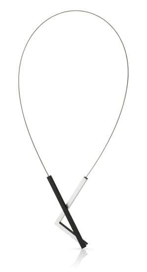 Collier noir avec des éléments en forme de rectangle et de coin.