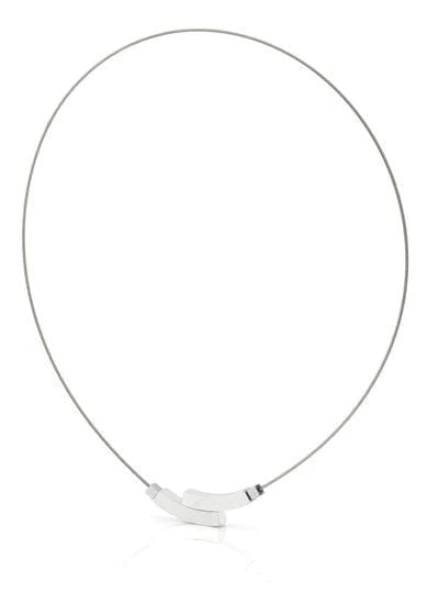 Collier en métal argenté avec double arc et finition lisse.