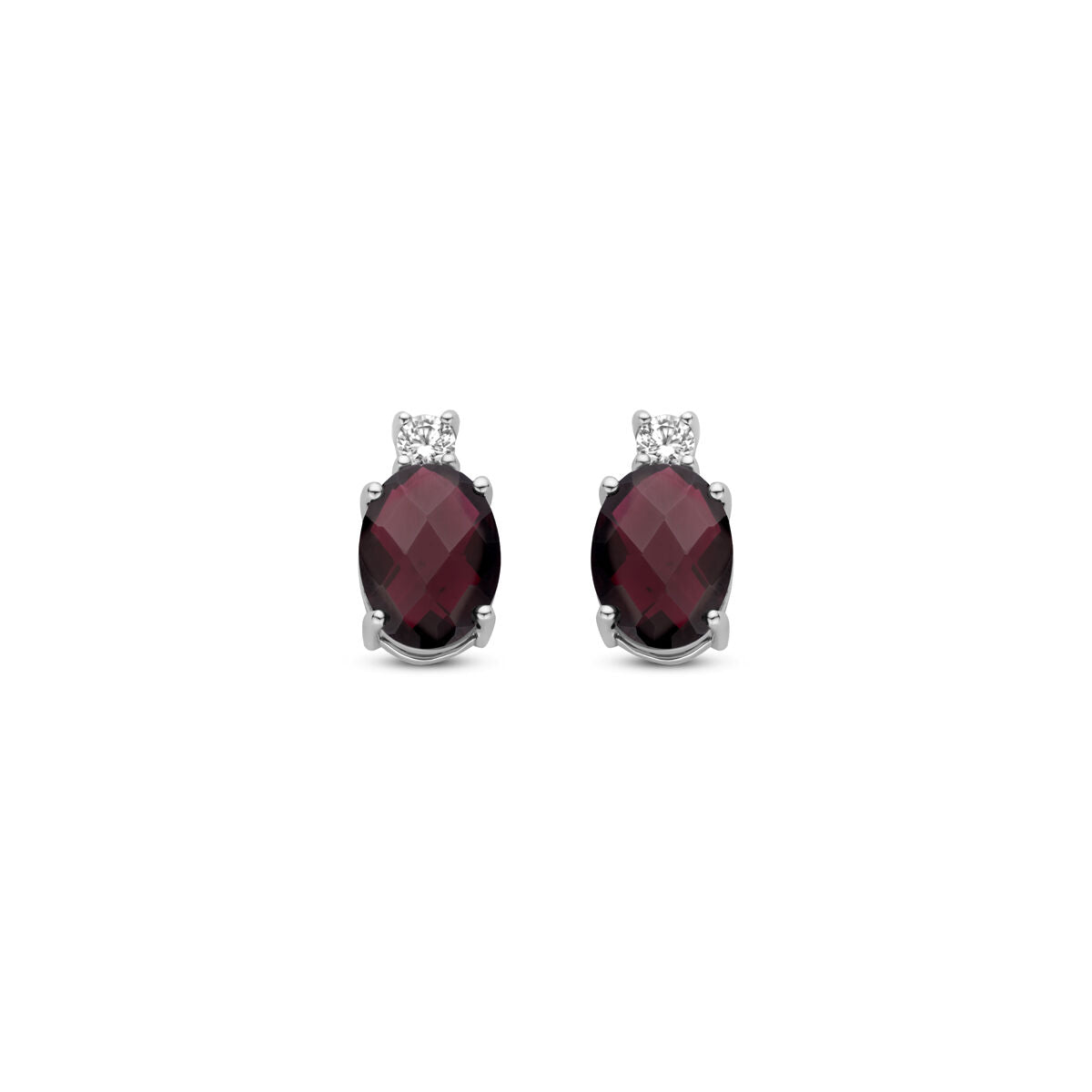 Boucles d'oreilles en argent rhodié avec grenats ovales et zirconiums, mesurant 10,5 mm.