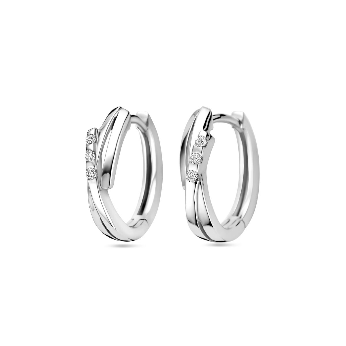 Boucles d'oreilles en argent rhodié avec zirconiums, de forme arrondie et design moderne.