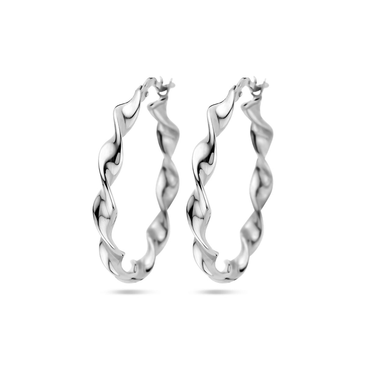 Boucles d'oreilles en argent rhodié, avec un design torsadé et brillant.