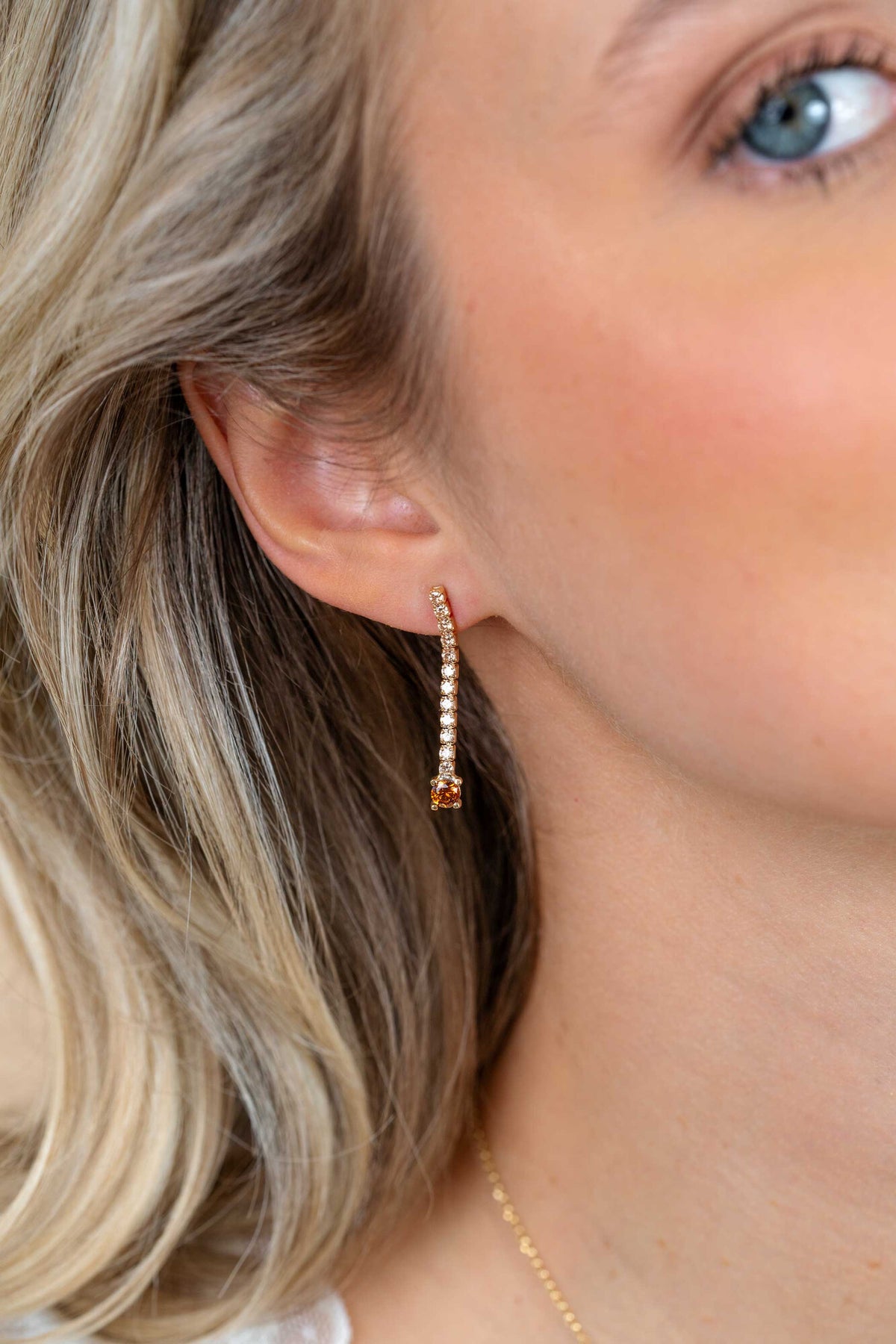 Boucles d'oreilles en plaqué or de 26 mm avec des cristaux brillants.