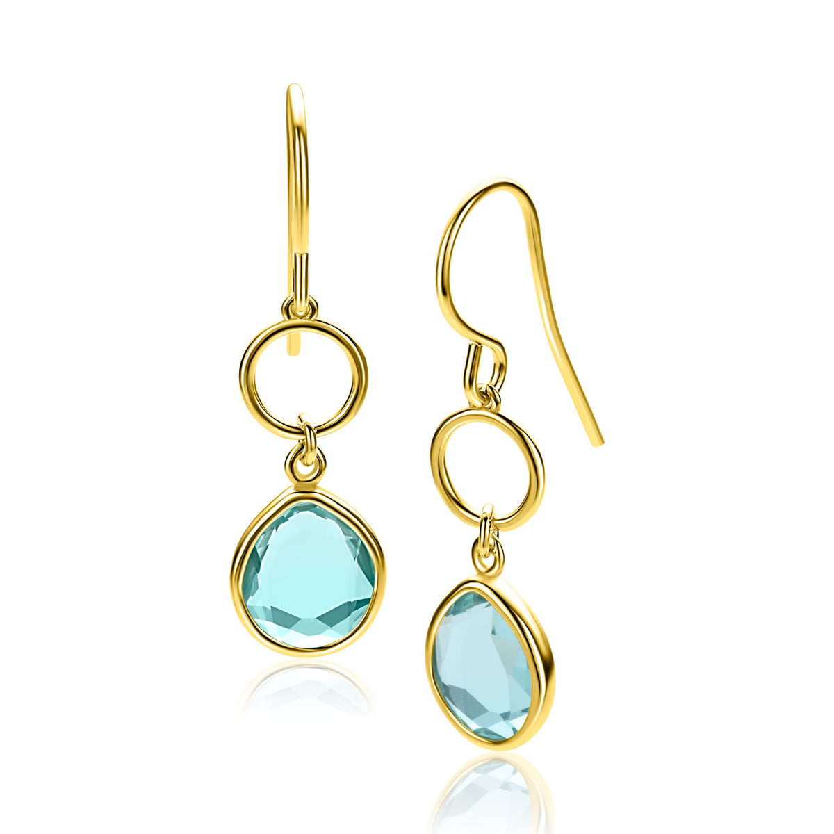 Een paar Zinzi oorbellen verguld ZIO2716G met ronde hoepels en facetgeslepen turquoise druppelvormige edelstenen, tegen een witte achtergrond.