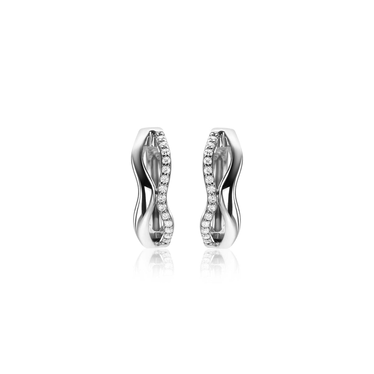 Boucles d'oreilles en argent avec un design ondulé et des pierres scintillantes.