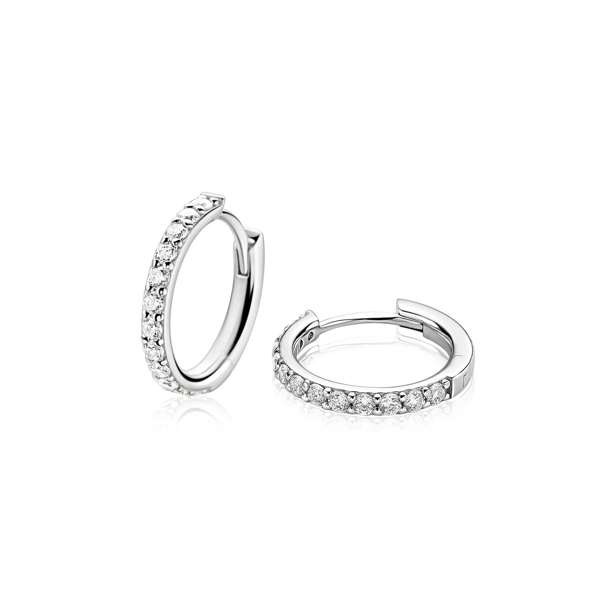 Boucles d'oreilles en argent avec des pierres scintillantes, d'un diamètre de 15 mm.