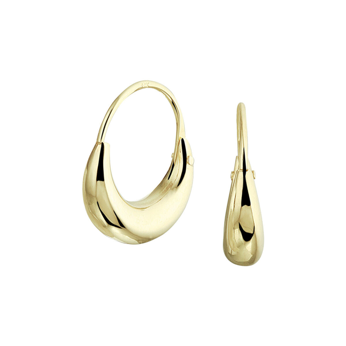 Een paar gepolijste 14K geelgouden oorringen van Van der Kooij Collectie, met een modern grof druppelvormig ontwerp, afgebeeld vanuit zij- en voorhoeken op een witte achtergrond.