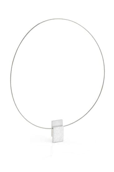 Collier en argent avec un pendentif rectangulaire mat et texturé.