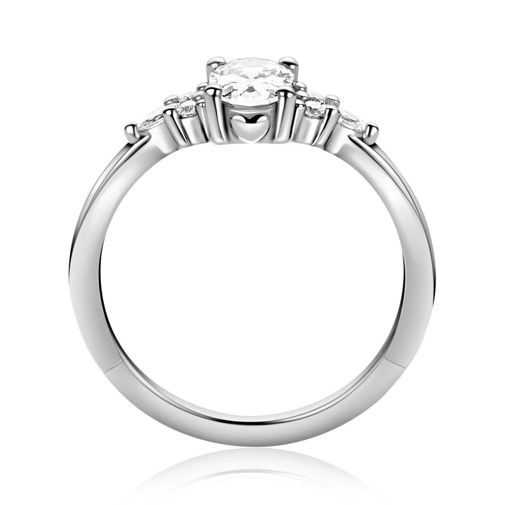 Een close-up van de Zinzi Ring zilver ZIR2698 van Zinzi, met een ronde centrale diamant en kleinere zirkonia-steentjes aan elke kant, vanaf de zijkant afgebeeld tegen een witte achtergrond.
