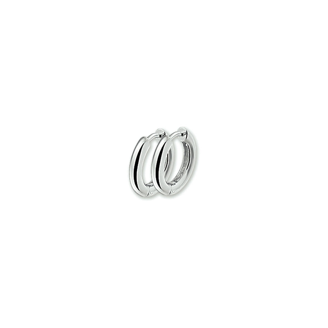 Boucles d'oreilles argentées en forme de cerceau avec une finition lisse.
