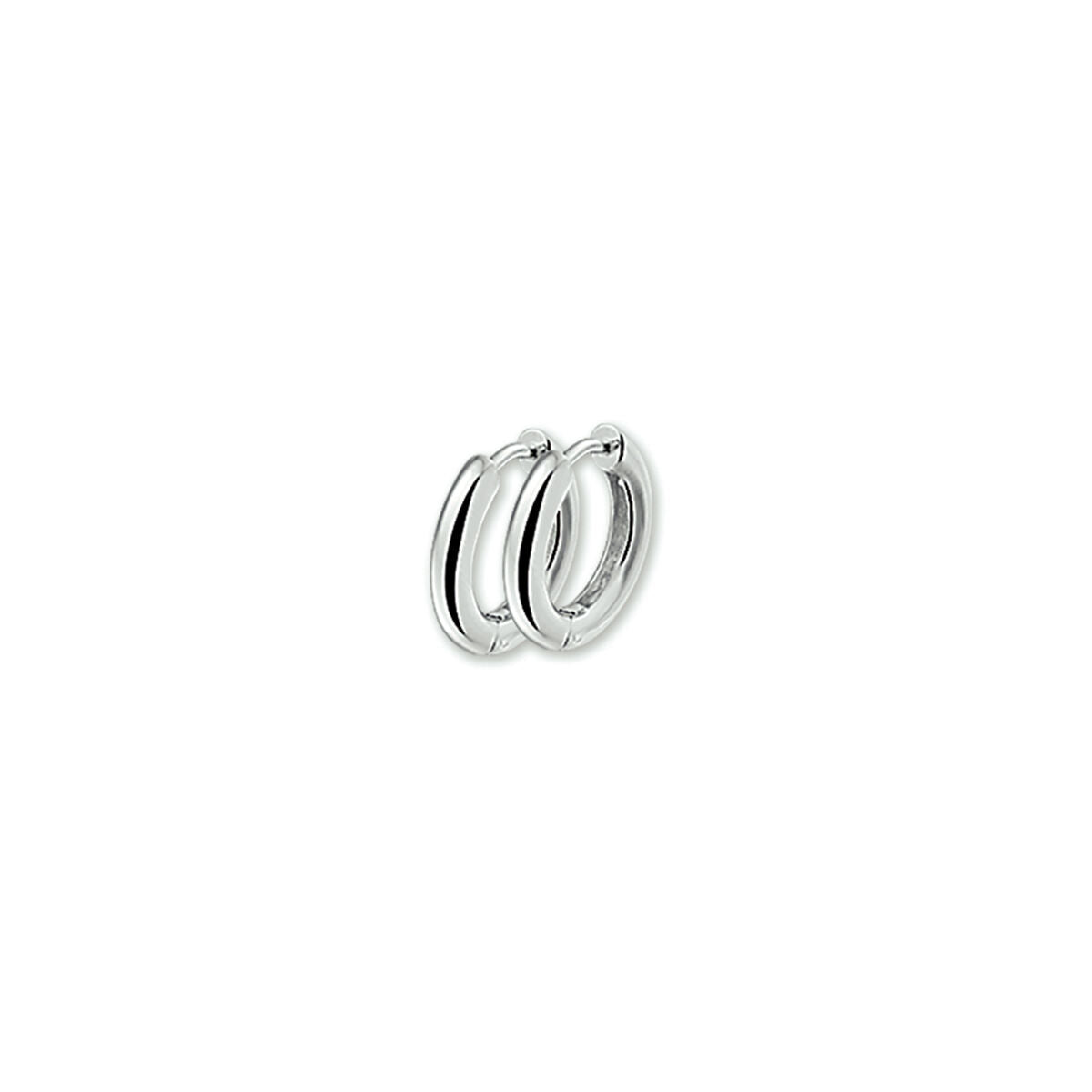 Boucles d'oreilles argentées en forme de cerceau avec une finition lisse.