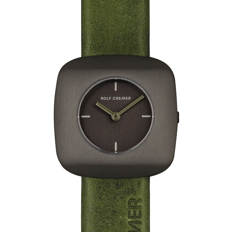 Montre carrée avec un cadran brun, bracelet en cuir vert et aiguilles dorées.