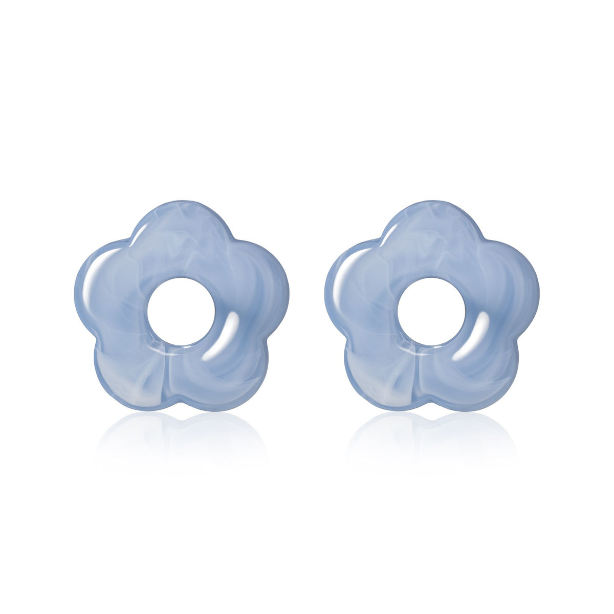 Boucles d'oreilles en forme de fleur en résine bleu clair.