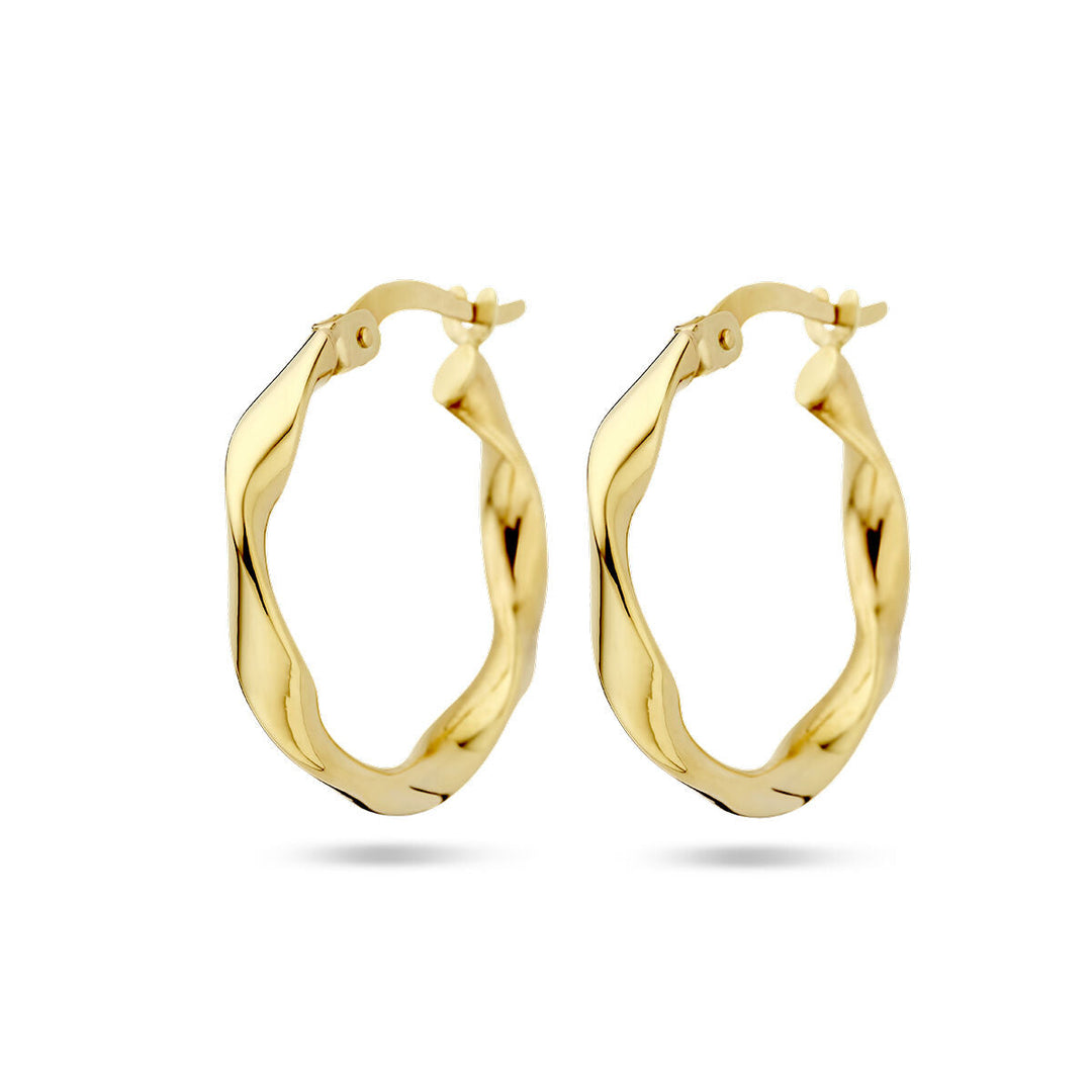 Een paar oorringen gedraaide buis 14K geelgoud van Van der Kooij Collectie, met een gedraaid golvend ontwerp, afgebeeld op een witte achtergrond.