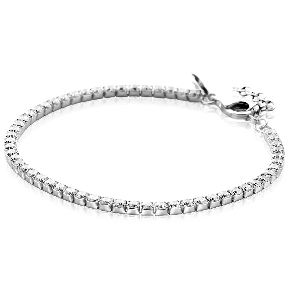 Bracelet en argent avec des pierres brillantes, longueur ajustable de 17 à 20 cm.