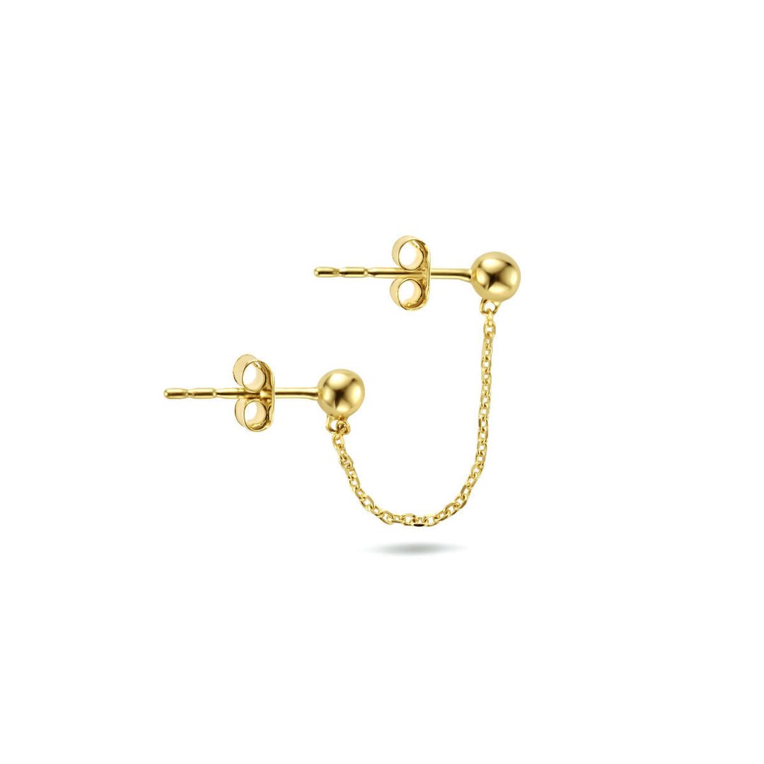 De dubbele oorknop bolletjes 14K geelgoud van Van der Kooij Collectie: twee studs verbonden door een fijne gouden ketting, elk met een klein bolletje en vlindersluiting, getoond op een witte achtergrond.