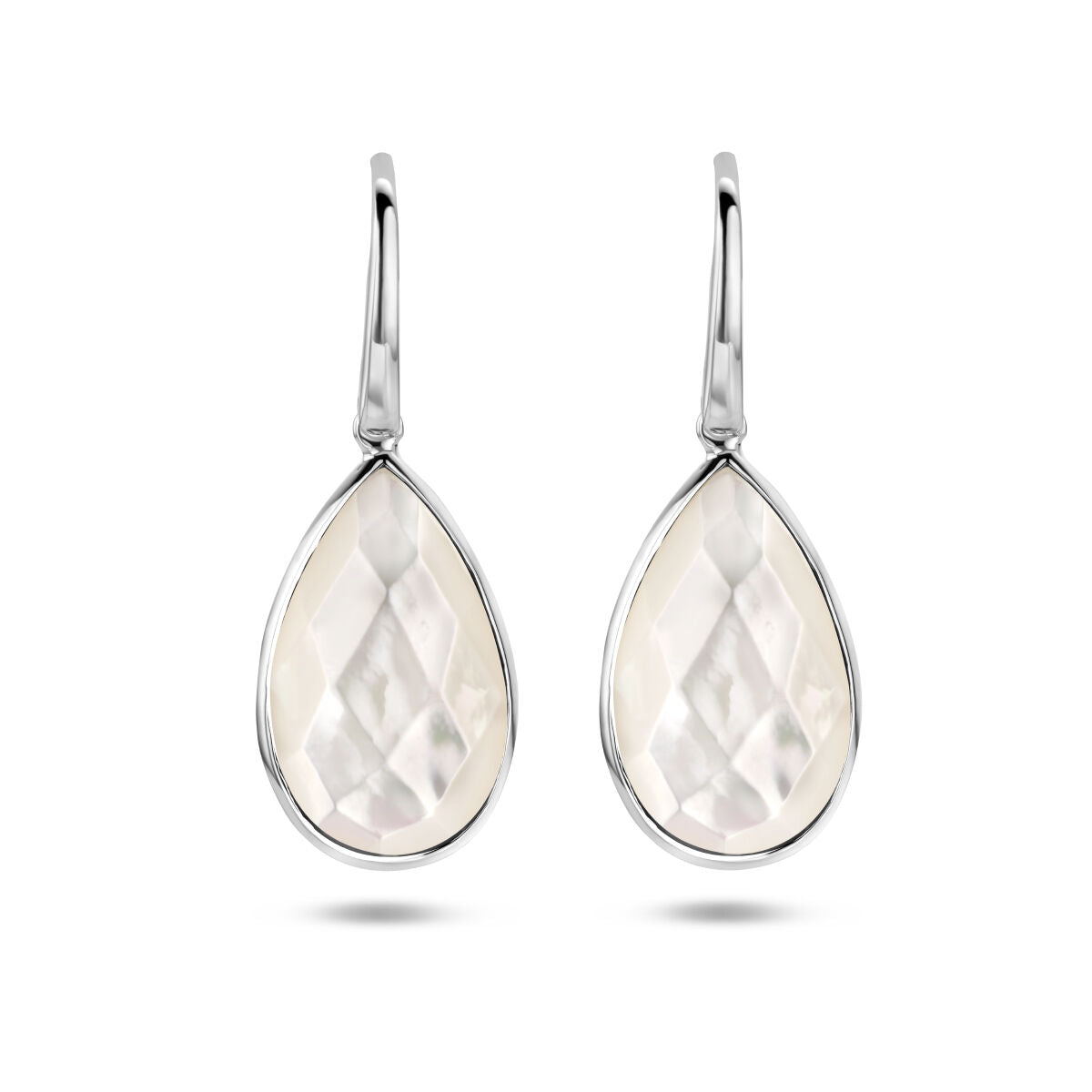 Boucles d'oreilles en argent rhodié avec pendentifs en nacre en forme de goutte.