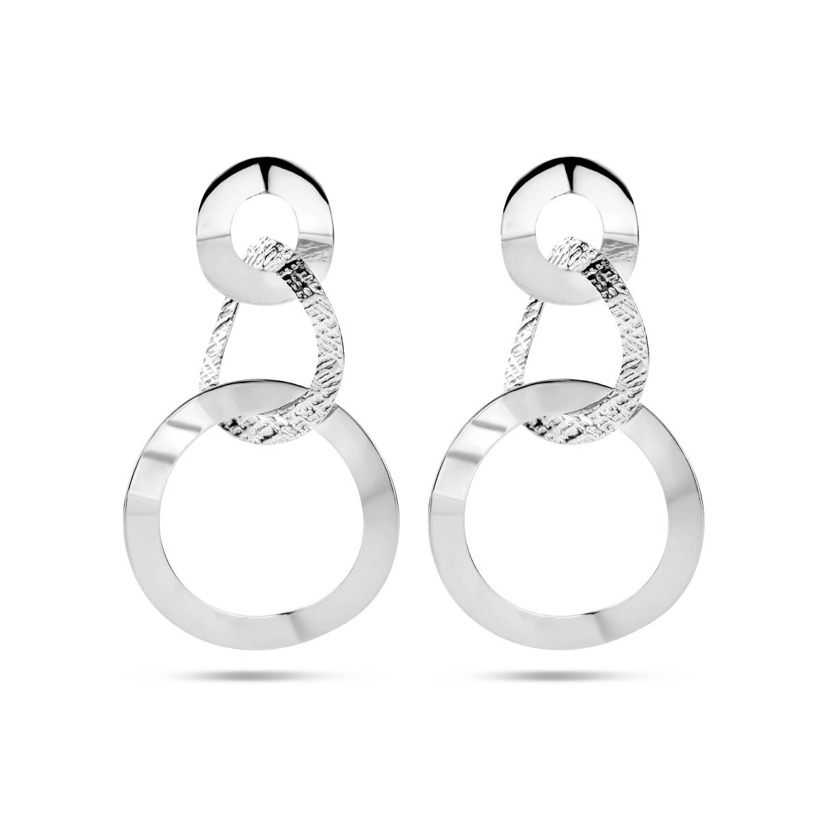 Boucles d'oreilles en argent rhodié avec des cercles polis et mats.
