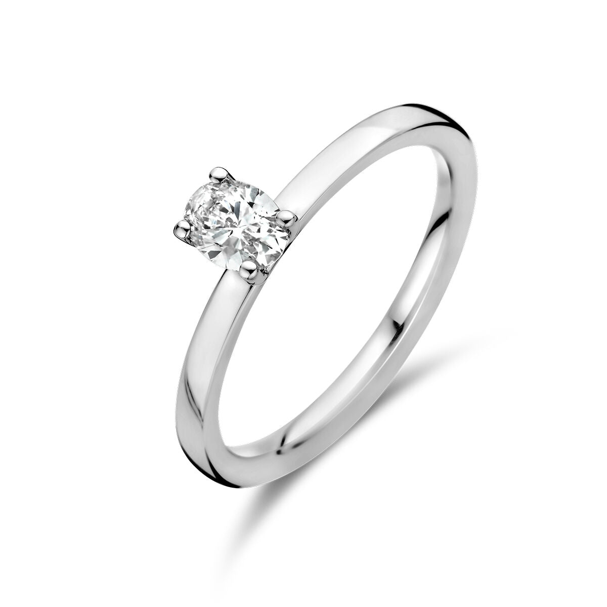 Bague en platine avec un diamant de 0,30 ct, finition polie et design simple.