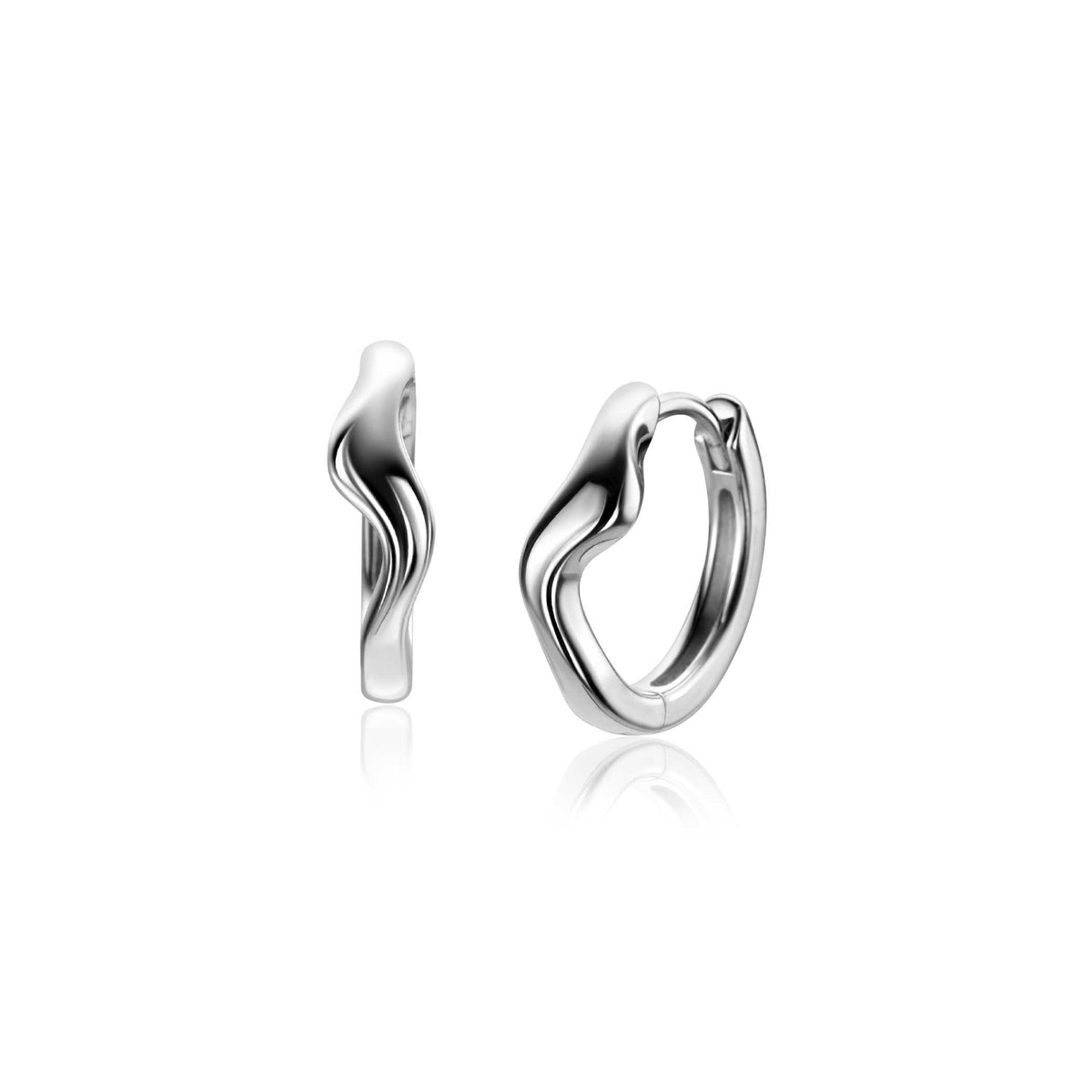 Boucles d'oreilles en argent avec une forme ondulée et une finition brillante.
