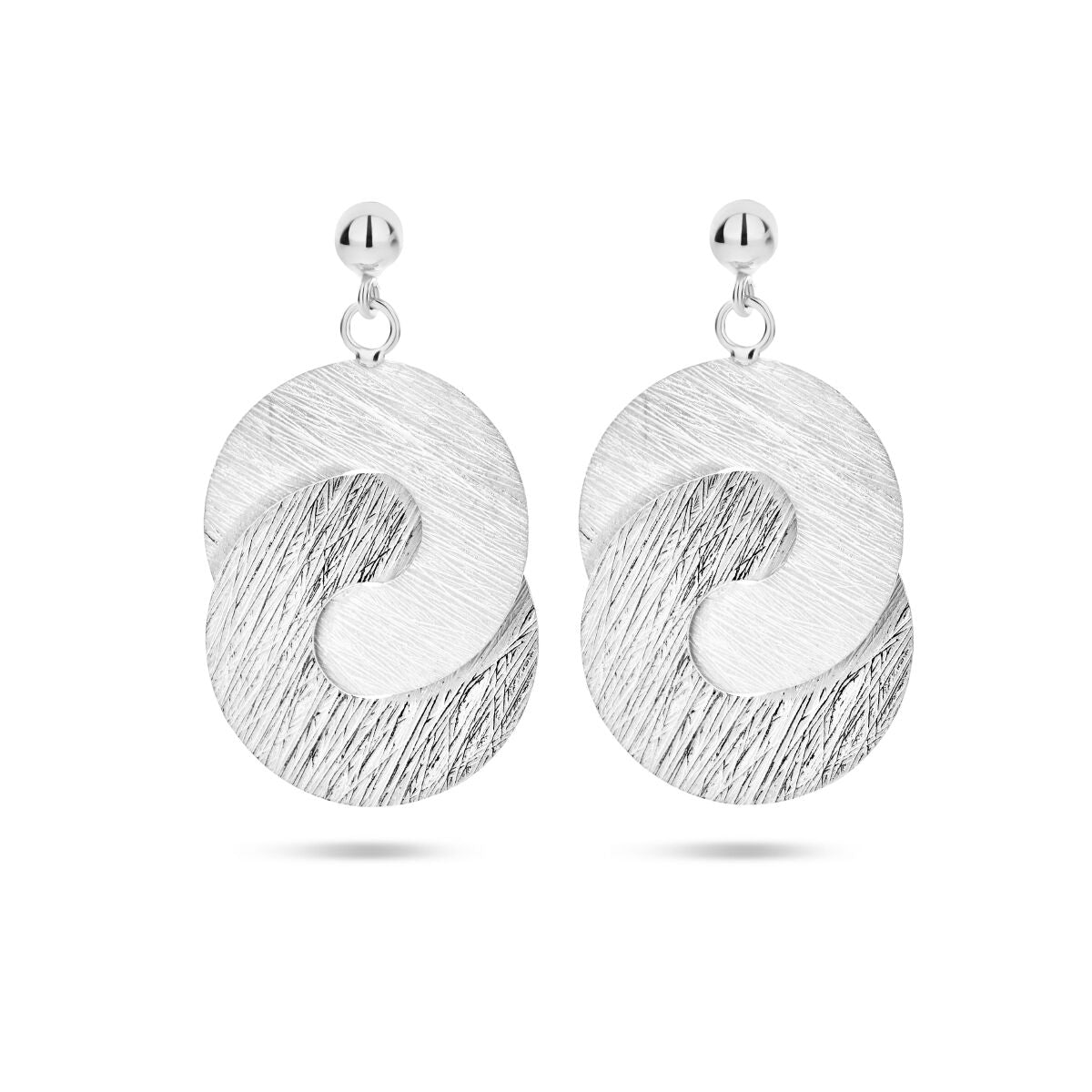 Boucles d'oreilles en argent rhodié avec des cercles texturés, lisses et mates.