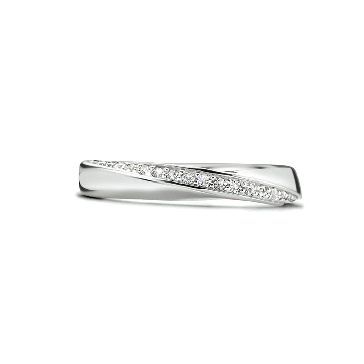 Een strakke Van der Kooij Collectie ring zirkonia zilver gerhodineerd met een gedraaid ontwerp en een rij fonkelende zirkonia, afgebeeld op een witte achtergrond.