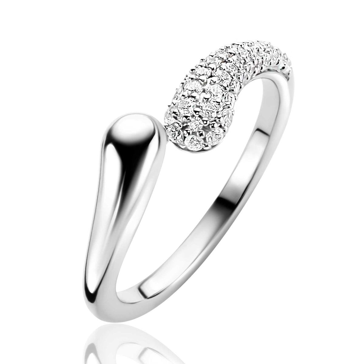 Bague en argent avec un design ondulé et des zircons scintillants.
