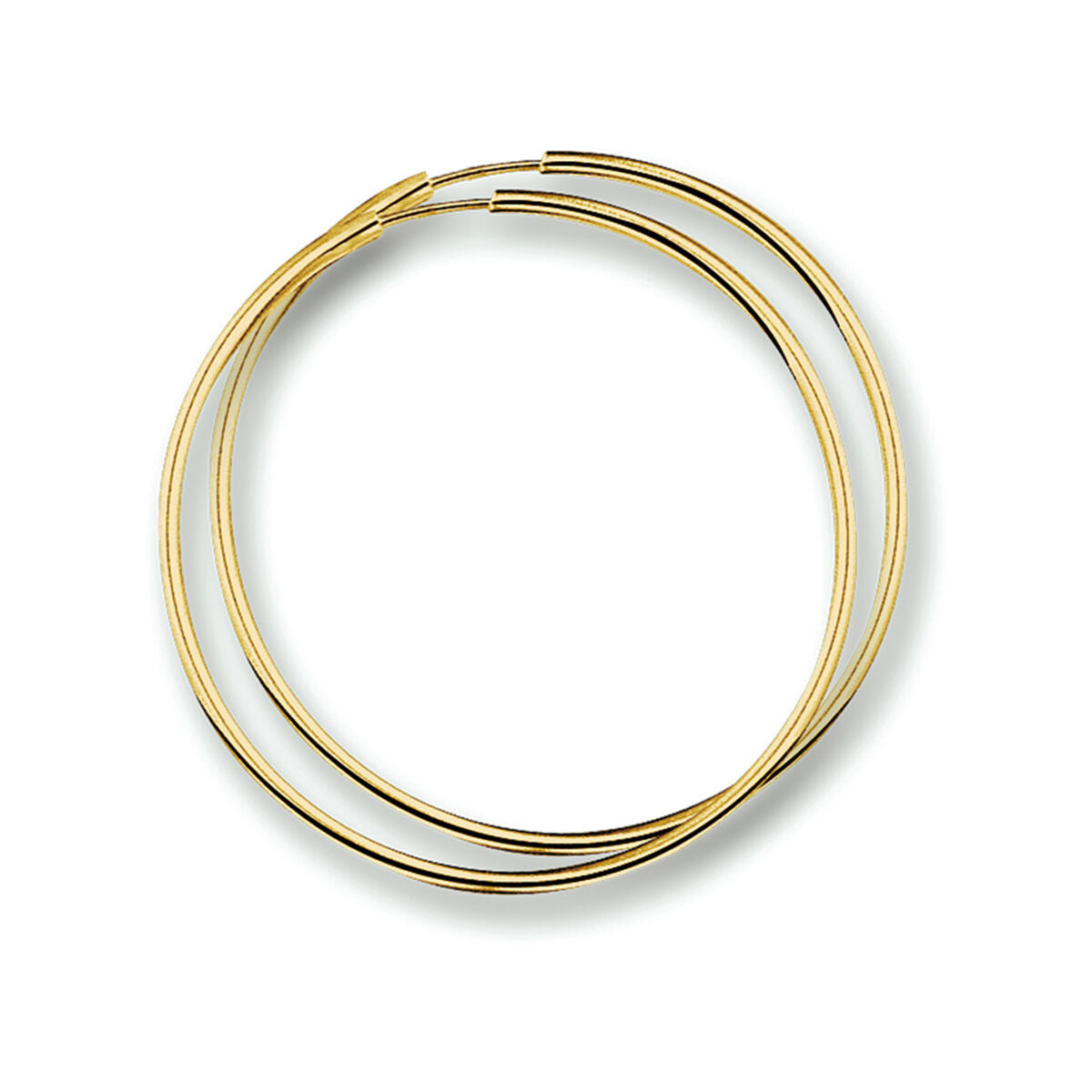 Een paar oorringen 1,8 mm ronde buis 14K geelgoud van Van der Kooij Collectie zijn overlappend afgebeeld op een witte achtergrond.