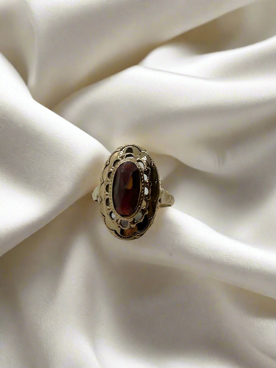 Bague vintage en or 14 carats avec un grenat ovale, pesant 5,0 grammes.