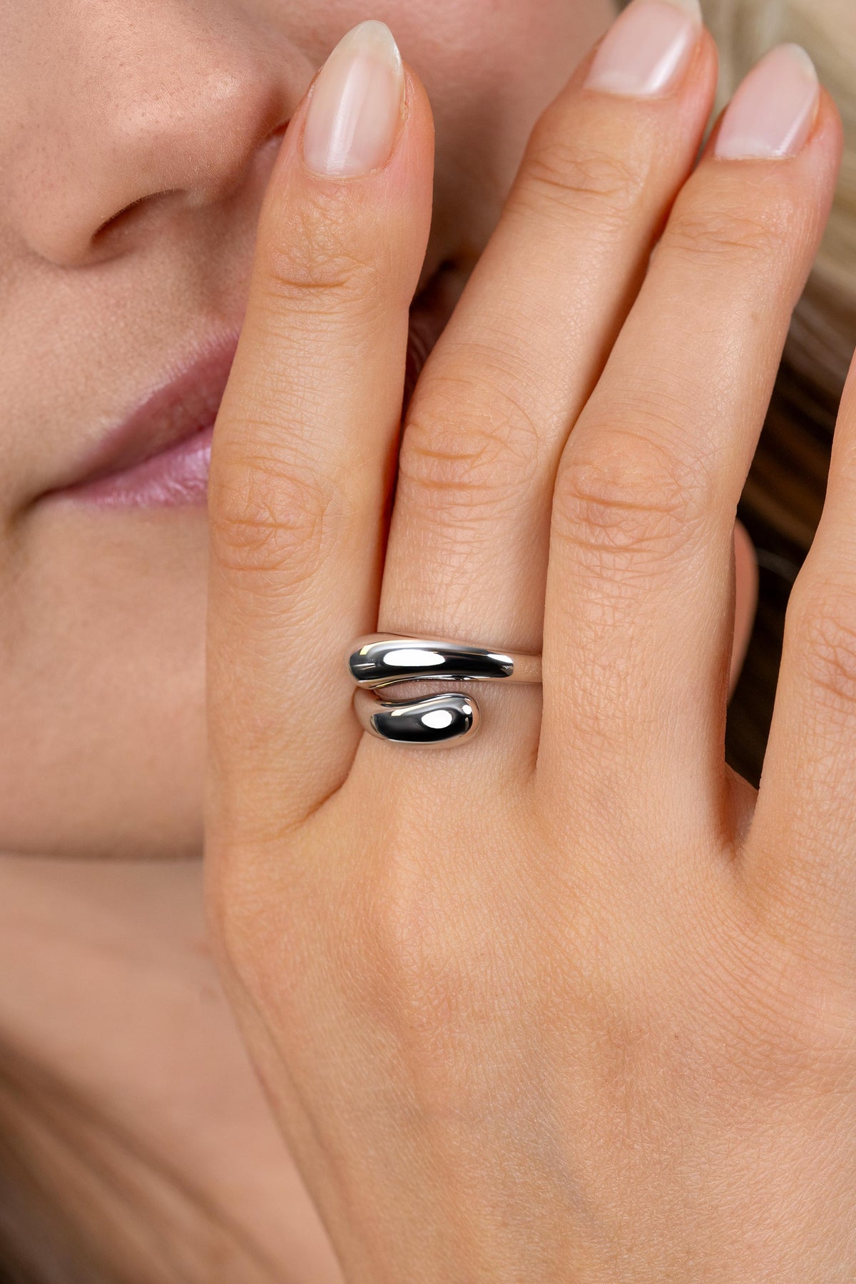 Bague en argent à forme organique avec deux éléments en relief.