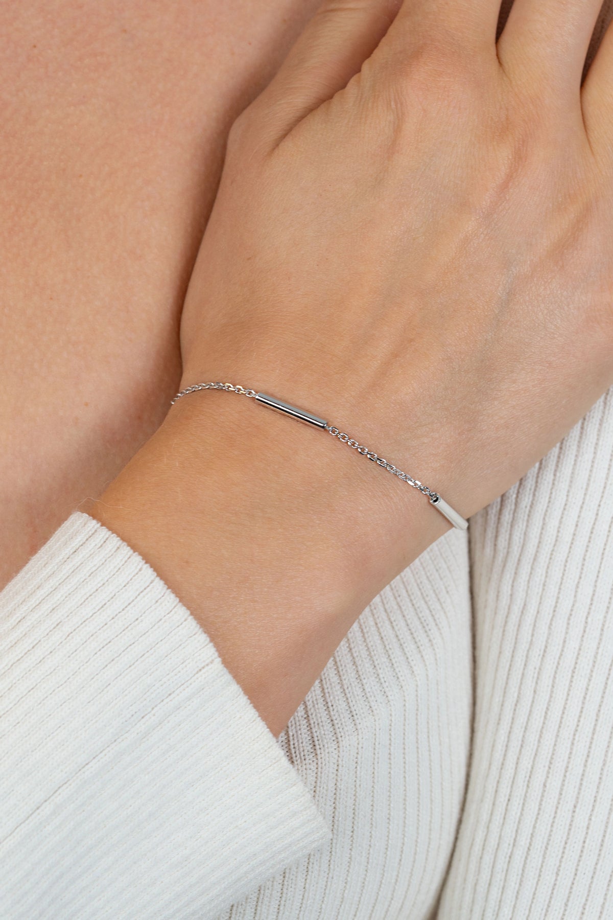 Bracelet en argent avec trois barres rondes lisses.