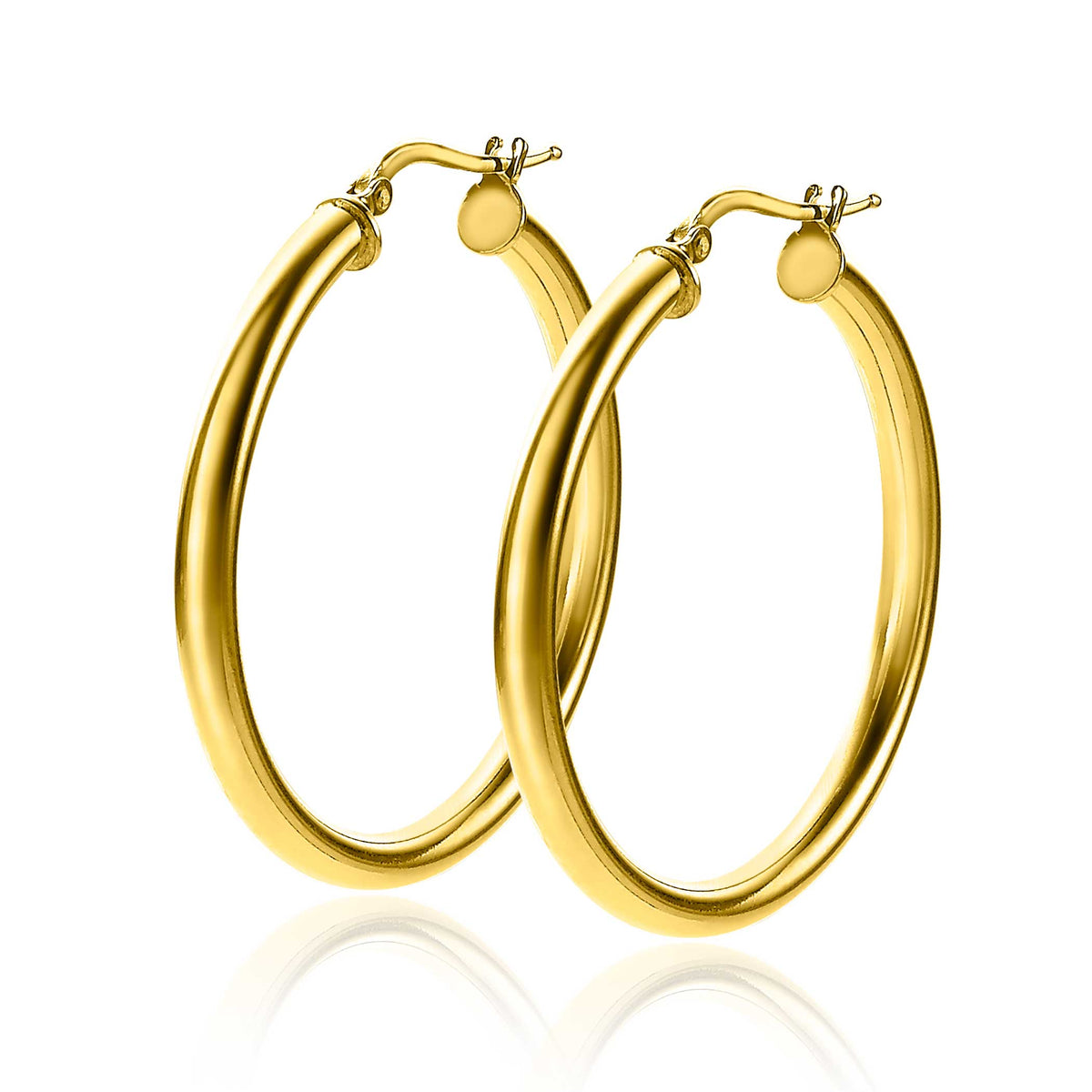 Boucles d'oreilles dorées en forme de créole, lisses et brillantes.
