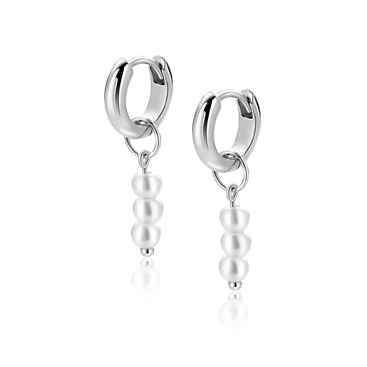 Boucles d'oreilles en argent avec des perles blanches suspendues.